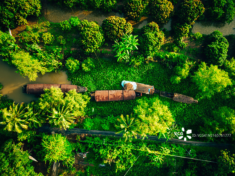 越南湄公河三角洲的绿色植物和船只航拍图片素材