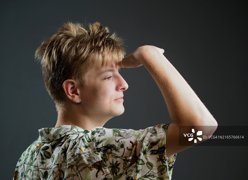 年轻男人正在看远方，德国图片素材