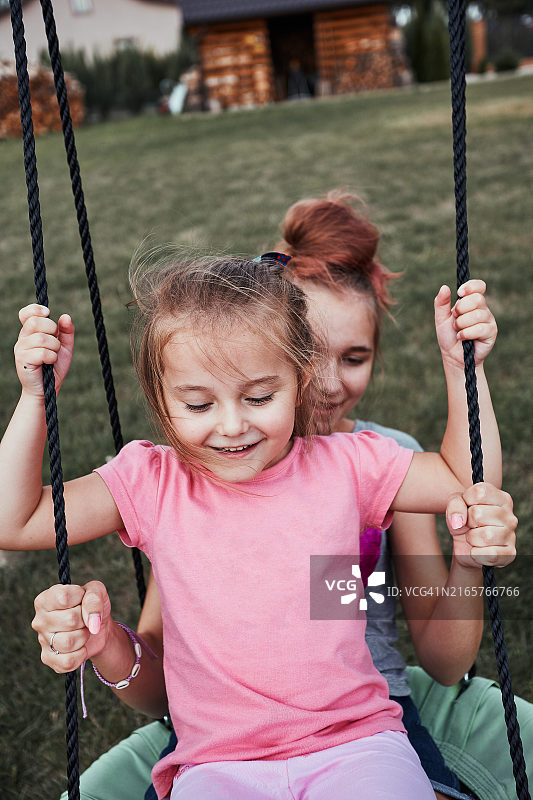 姐妹一起荡秋千图片素材
