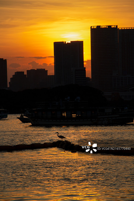 日落时分海滨建筑剪影图片素材