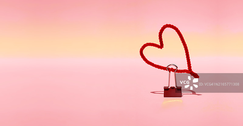 红色金属夹固定红色手工毛绒心形装饰（乌克兰）图片素材