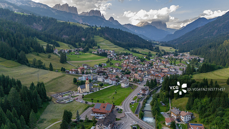 意大利多洛米蒂山脉城镇索拉加，瓦尔迪法萨山谷，特伦蒂诺教堂航拍无人机视角图片素材