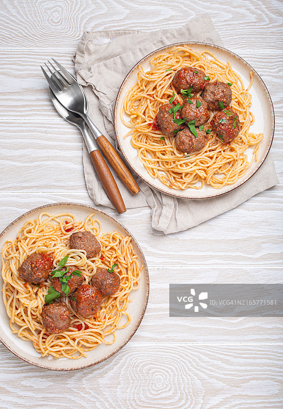 两盘美味的肉丸意大利面，放在白色餐盘上图片素材