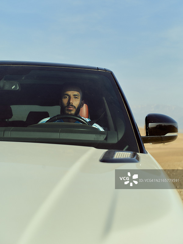 男人在晴朗的天气里开车图片素材