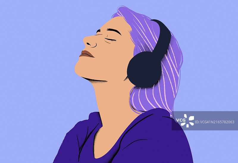 在蓝色背景下戴着黑色耳机享受音乐的紫色头发的女人图片素材