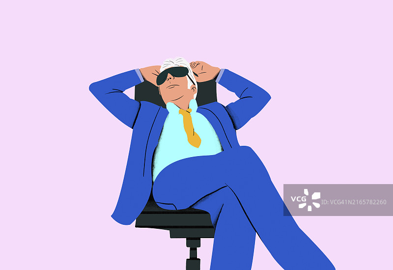 粉色背景下，身穿蓝色西装的商务人士放松地躺在办公椅上，双手放在脑后图片素材