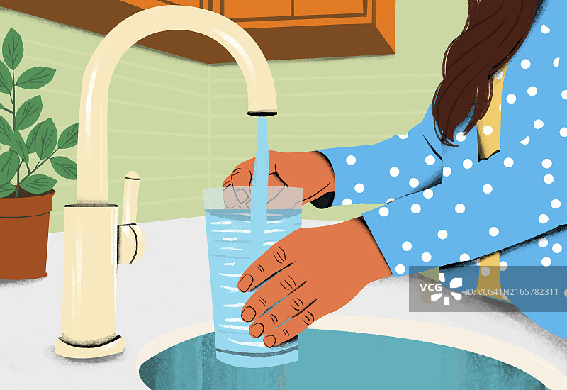 一个人从厨房水龙头接水，背景是窗台上的盆栽图片素材