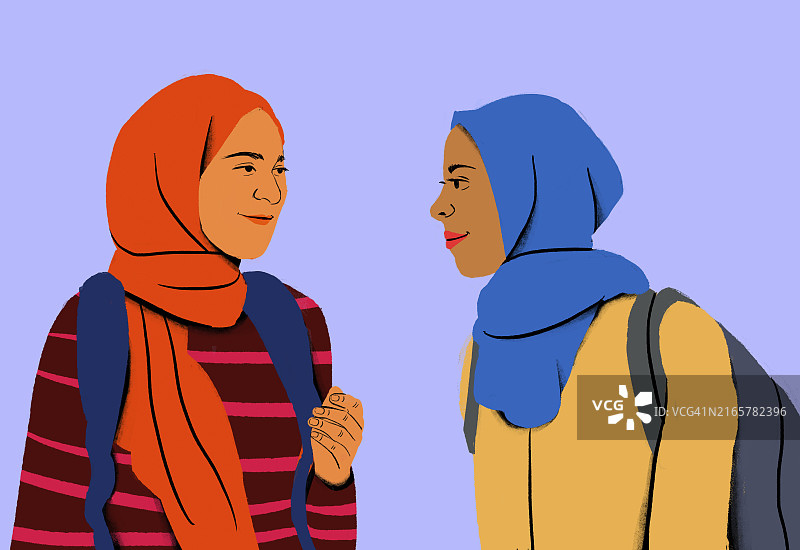 两位戴着彩色头巾的女士在紫色背景下交谈微笑图片素材