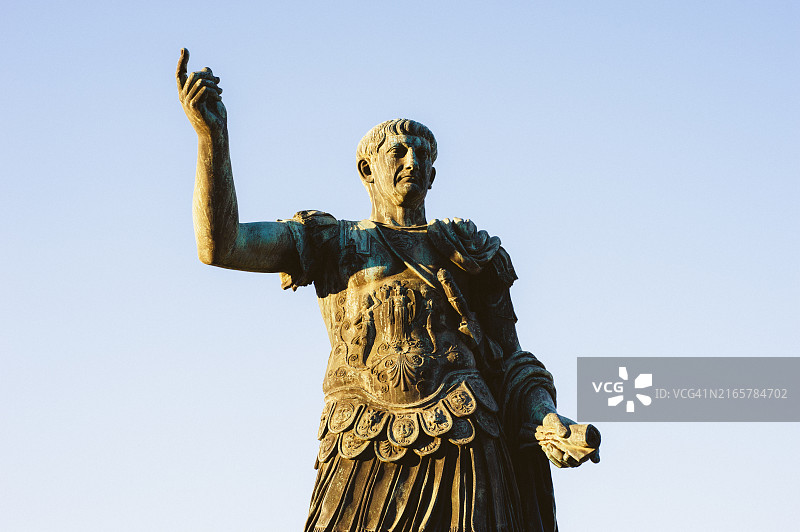 罗马的图拉真皇帝青铜雕像图片素材