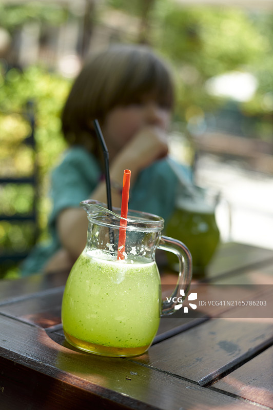 木桌上的青柠饮品图片素材
