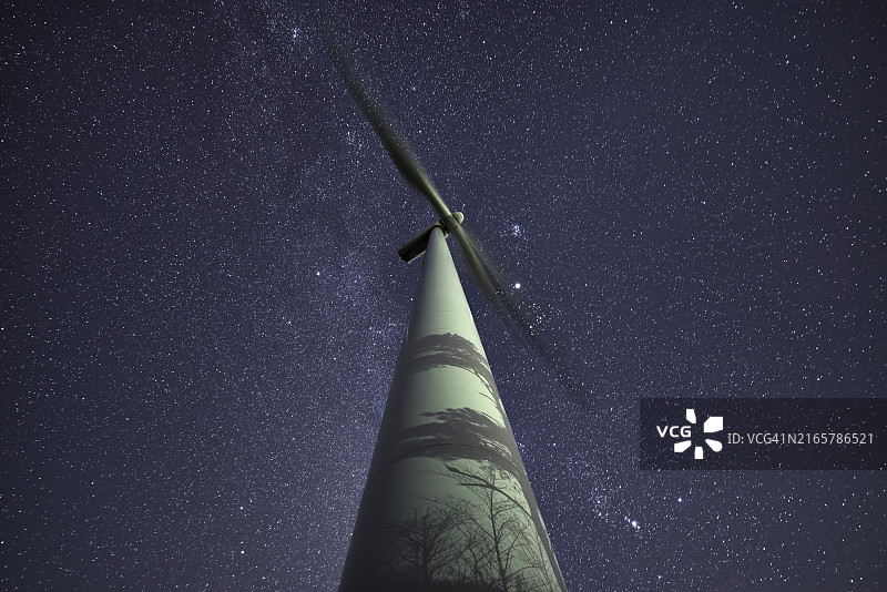 仰望星空下的风力涡轮机图片素材