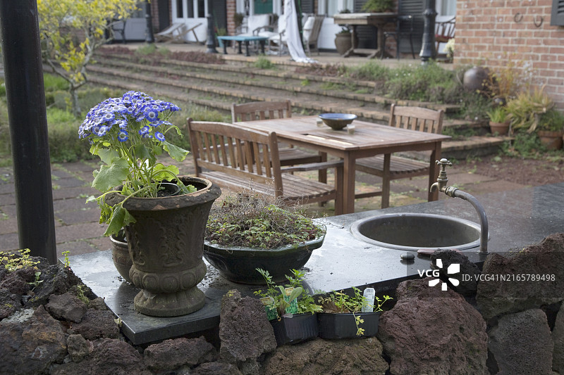 新西兰奥克兰雨后宁静的户外庭院图片素材
