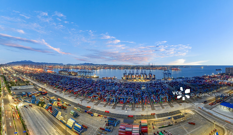 青岛新前湾集装箱码头黄昏全景无人机照片图片素材