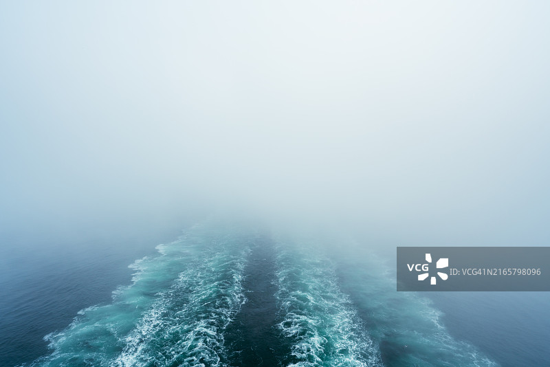 在大雾中航行的海上船舶图片素材