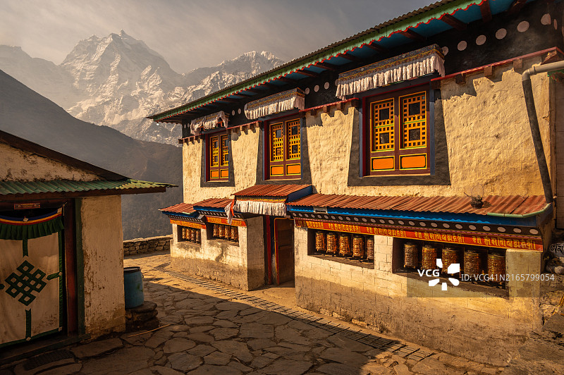 黎明时分的潘波切寺，由喇嘛桑瓦·多杰建造于350年前，是尼泊尔昆布地区最古老的寺院图片素材