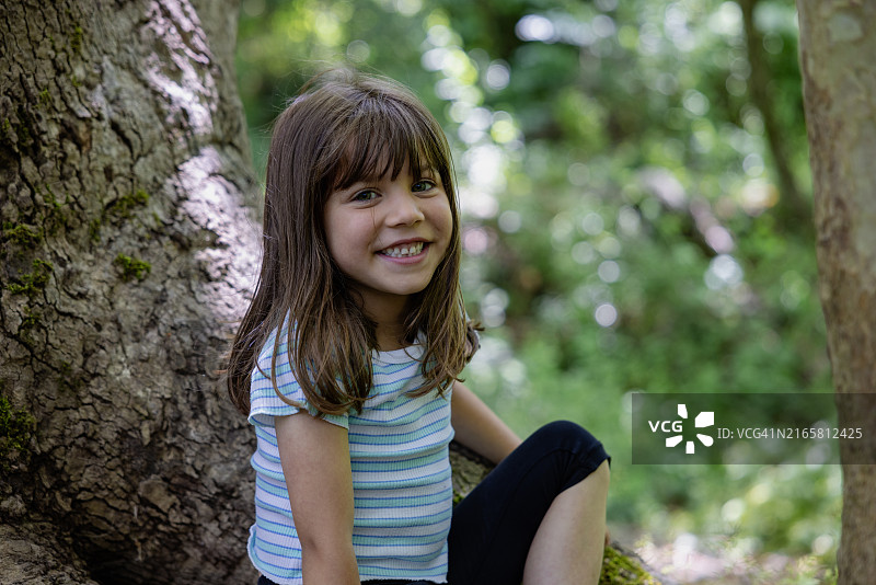 绿林中的儿童肖像图片素材