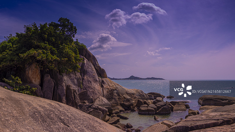 苏梅岛拉迈海滩附近的祖父石和祖母石，泰国图片素材