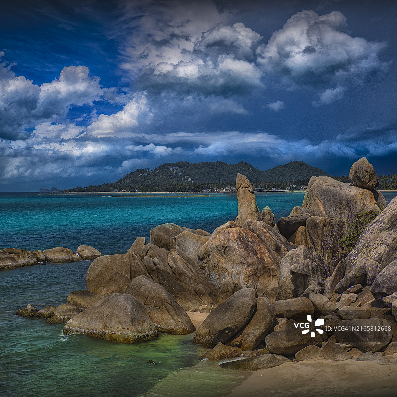 苏梅岛拉迈海滩附近的祖父石和祖母石，泰国图片素材