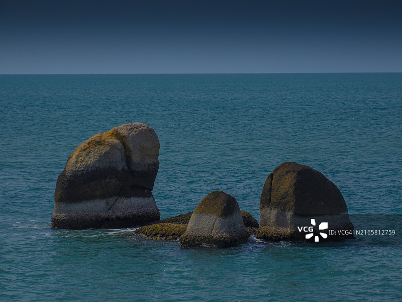 苏梅岛拉迈海滩附近的祖父石和祖母石，泰国图片素材