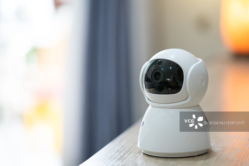 安装在家中的闭路电视摄像头：用于保护您财产的家庭安全系统概念图片素材