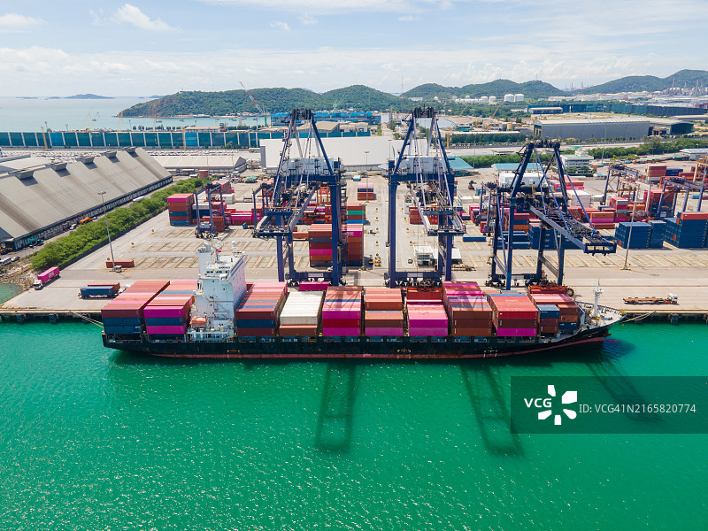 繁荣港口中的货船航拍图片素材