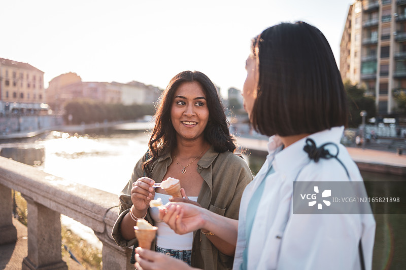 两个朋友在意大利米兰旅行时享用冰淇淋图片素材