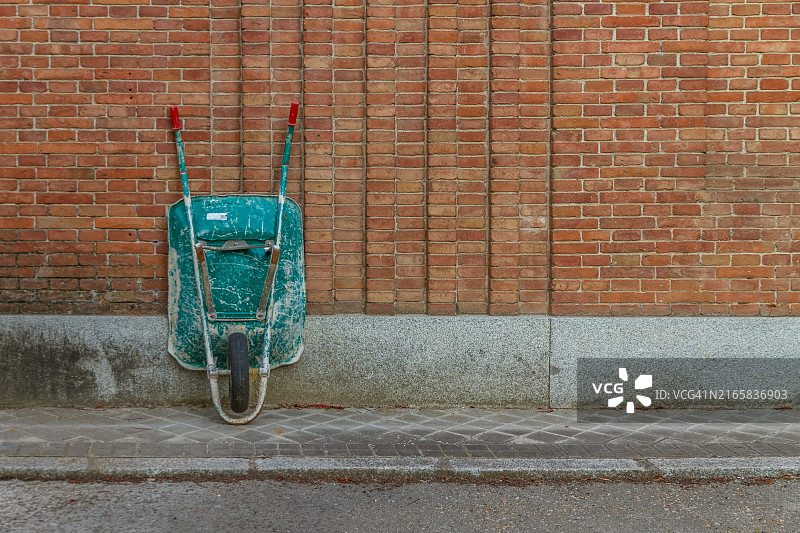 靠墙的手推车图片素材