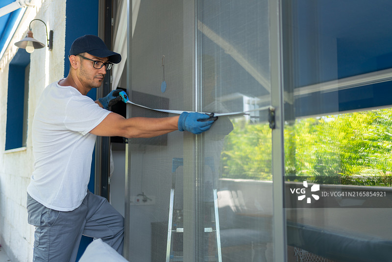 安装纱窗图片素材