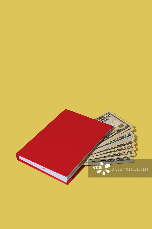 页面间夹着美元的记事本图片素材
