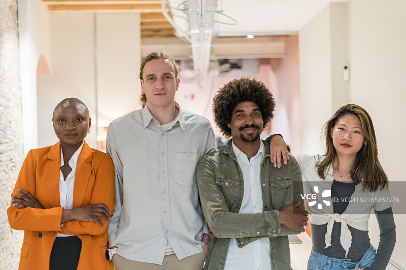 多元种族商业团队站立并看向镜头的肖像图片素材
