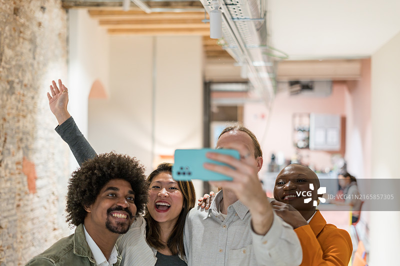 快乐的商务团队在办公室自拍图片素材