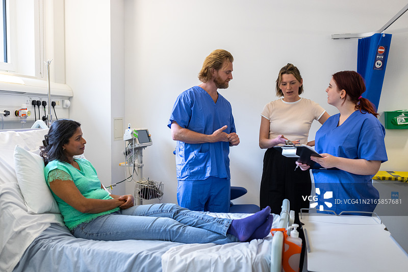 个性化医疗专家指导图片素材