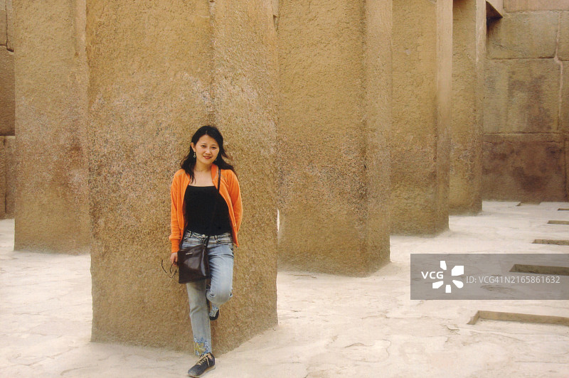 在埃及帝王谷的中国女人（旧照片）图片素材