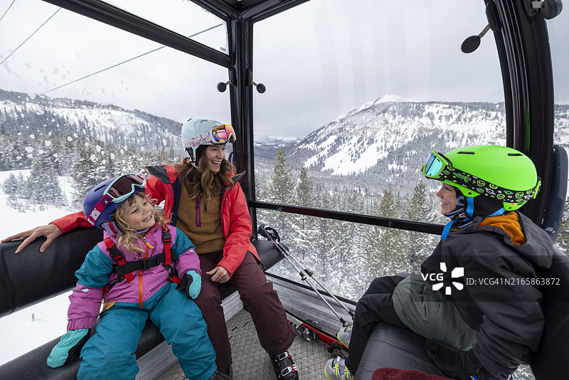 一家人在冬季滑雪旅行中图片素材