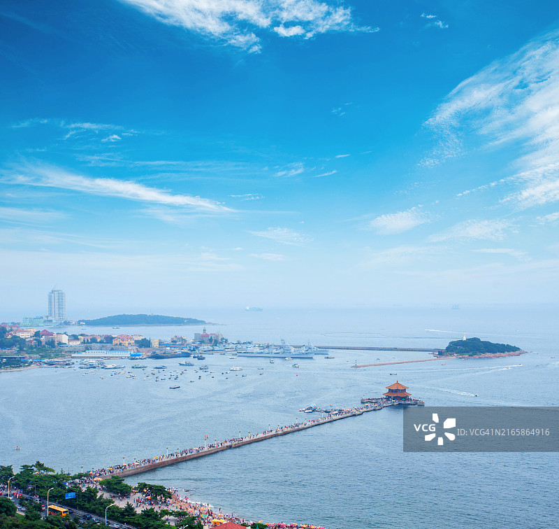 青岛栈桥回澜阁及城市天际线风光图片素材