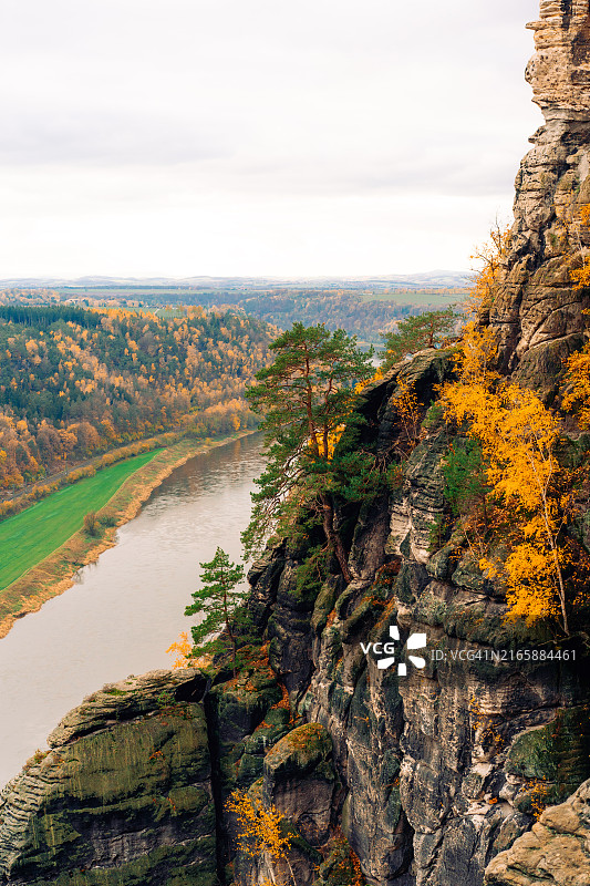 德国萨克森瑞士国家公园厄尔士砂岩山脉的秋季美景图片素材