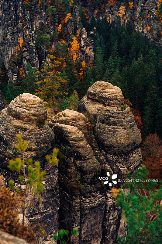 德国萨克森瑞士国家公园厄尔士砂岩山脉的秋季美景图片素材