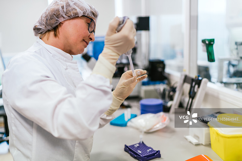 女科学家在实验室使用细胞计数器图片素材