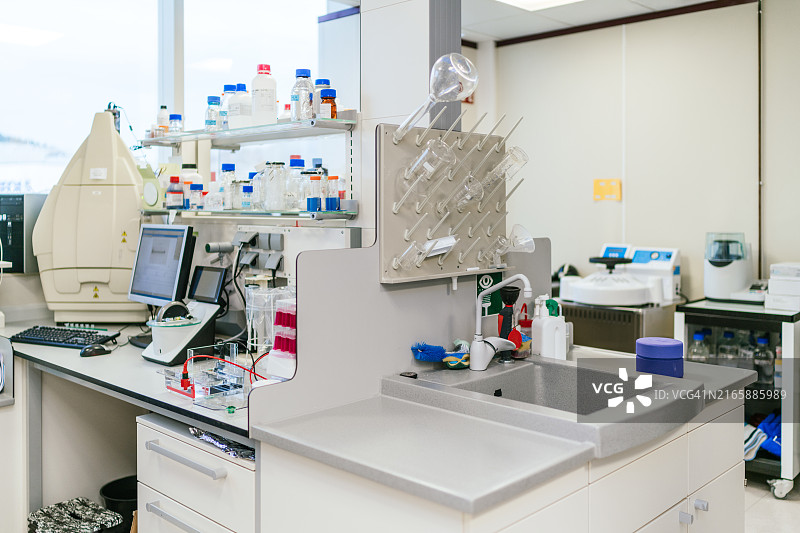 现代细胞治疗实验室及科学设备图片素材