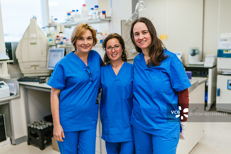 细胞治疗实验室中微笑的三位女科学家图片素材
