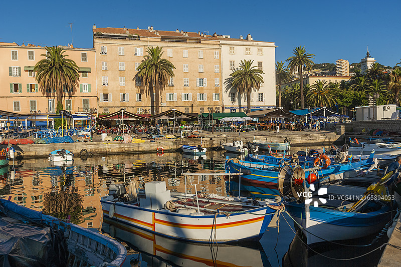 蒂诺·罗西港和城堡图片素材