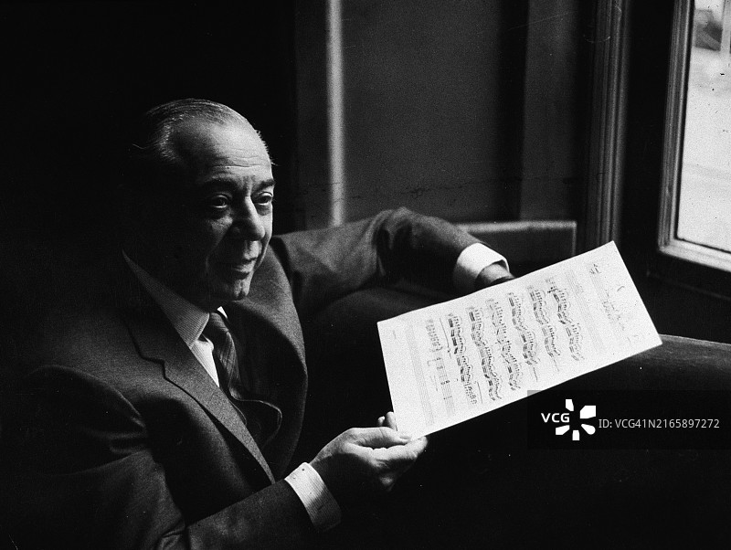 作曲家理查德·罗杰斯手持乐谱图片素材