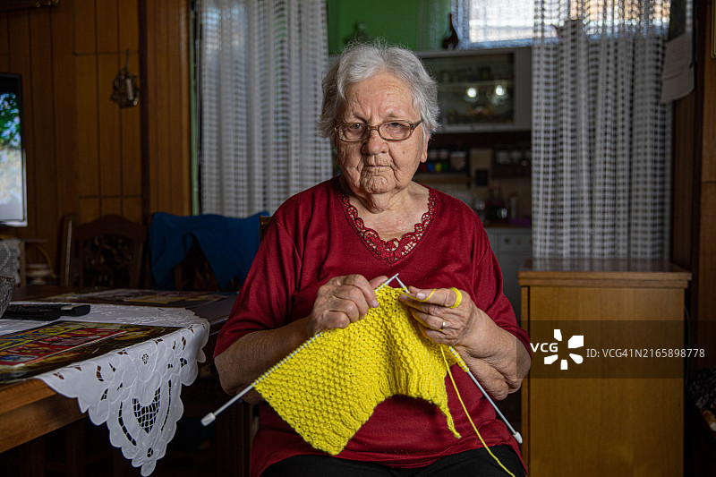 老年妇女的黄色针织项目图片素材