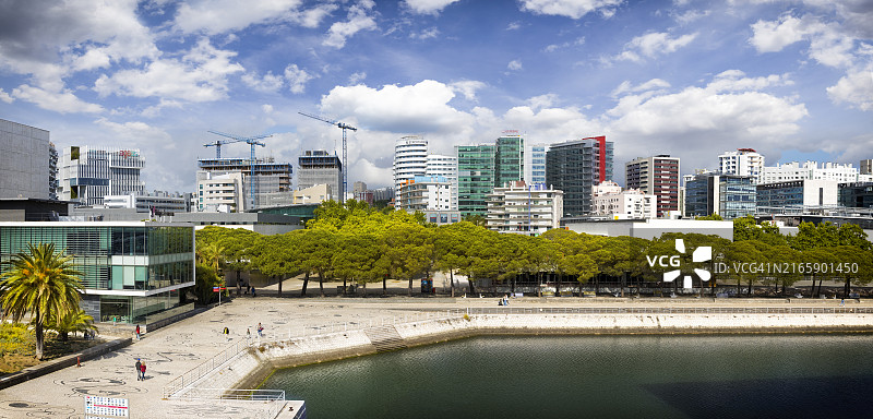 葡萄牙假日：里斯本万国公园现代海滨开发区鸟瞰图片素材