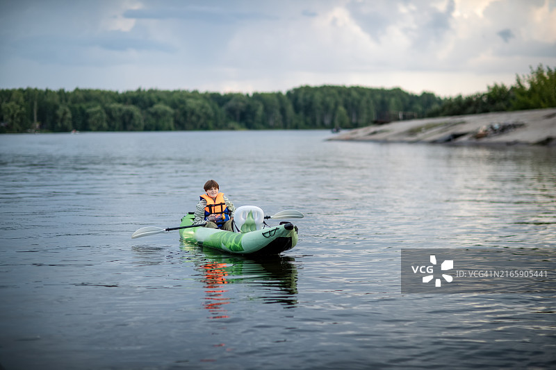 皮划艇少女的湖泊之旅：体验黄昏时分的宁静之美图片素材