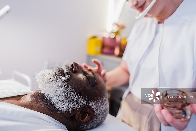 年长的男人在美容院享受按摩图片素材