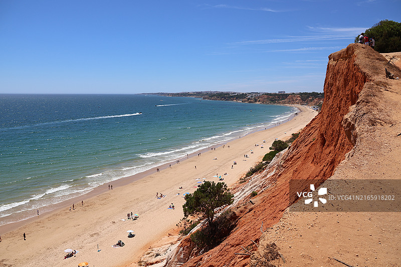 从悬崖顶部俯瞰葡萄牙的法莱西亚海滩图片素材