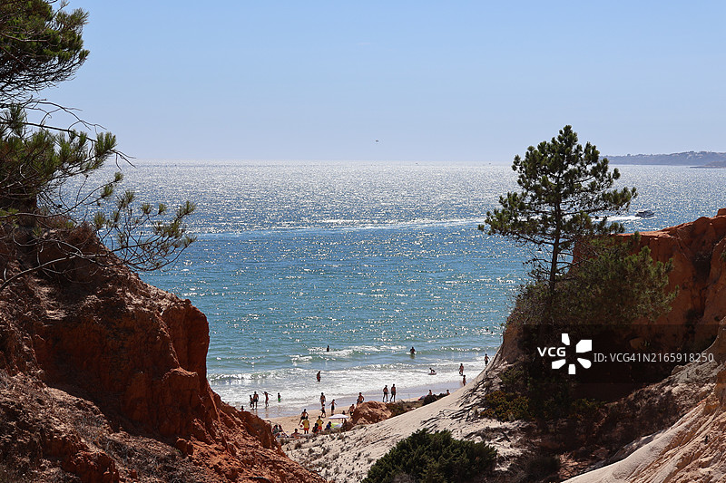 从葡萄牙法莱西亚海滩的岩石海岸俯瞰大西洋图片素材