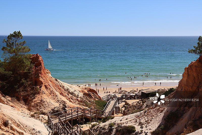 从岩石修建的小路通往葡萄牙法莱西亚海滩图片素材