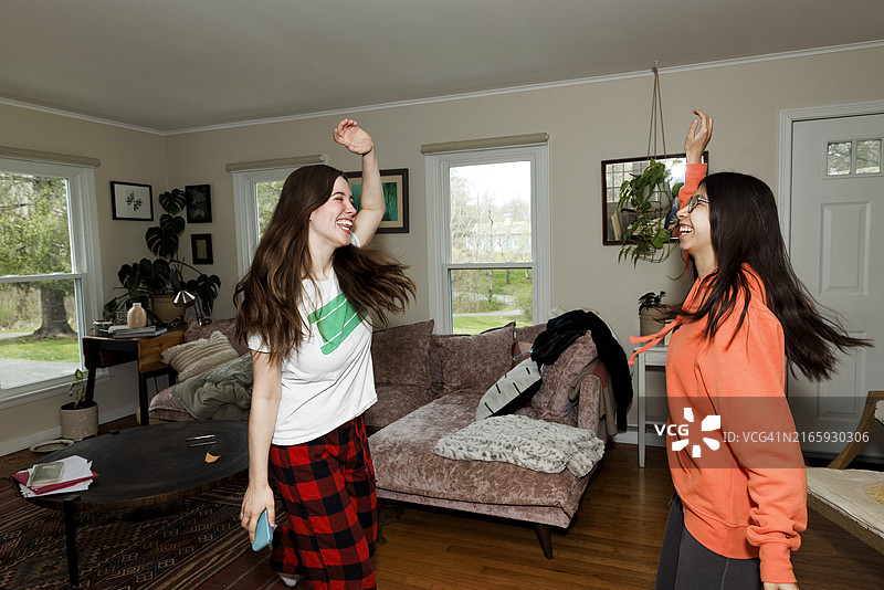 在客厅里跳舞的快乐少女们图片素材